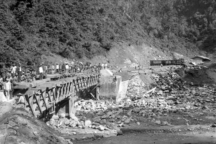  Pembangunan rel kereta api di Sumatera pada 1892.                
