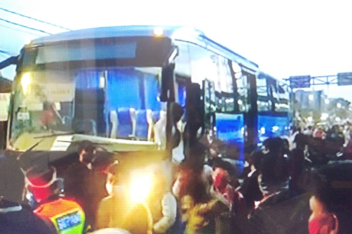 Antrean calon penumpang bis gratis yang memilih tidak naik Kereta Rel Listrik ( KRL) Commuter Line tujuan Jakarta di Stasiun Bogor pada Senin (22/6/2020) pagi.