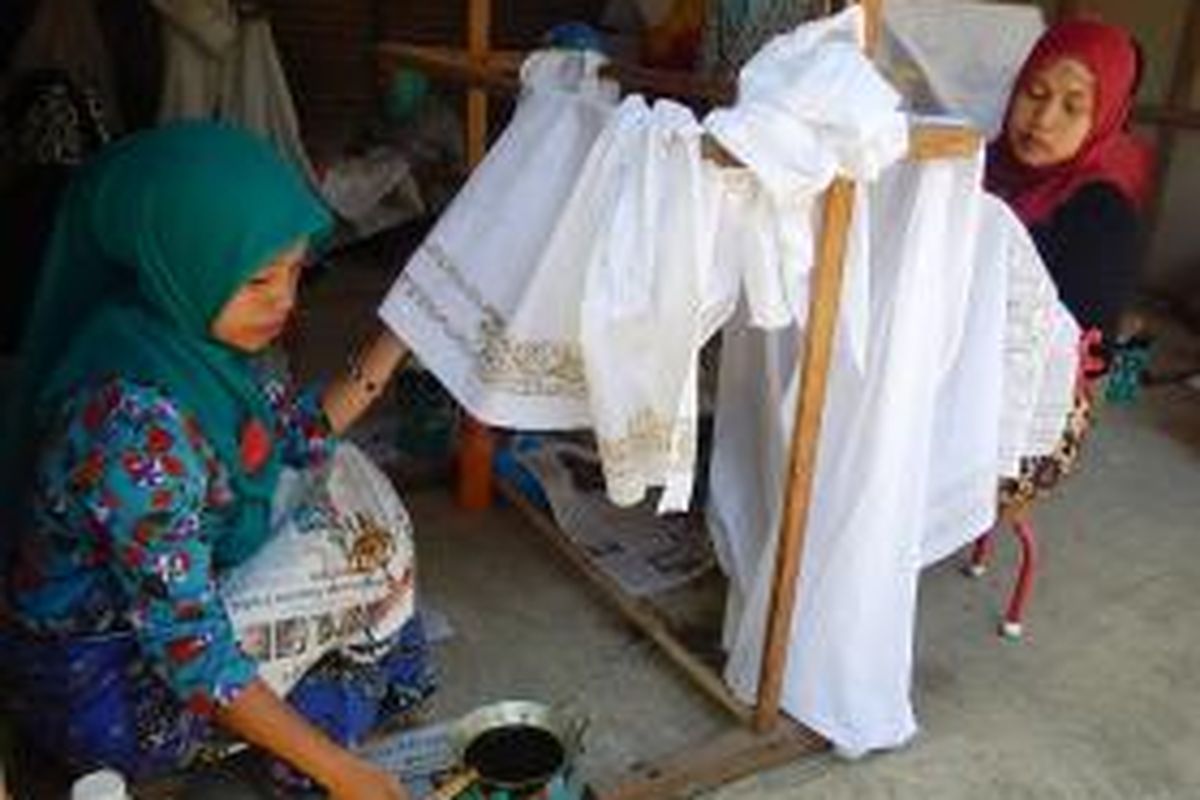 Ibu-ibu belajar Batik di Banyuwangi