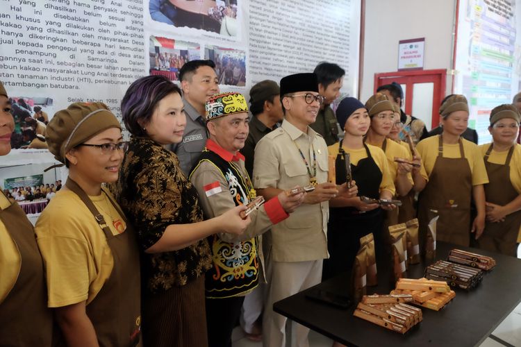 Menteri Desa dan Pembangunan Daerah Tertinggal Yandri Susanto (tengah) bersama dengan Direktur MHU Margareta (ketiga dari kiri) saat mengunjungi Rumah Cokelat di Desa Lung Anai, Sabtu (8/12/2024). 