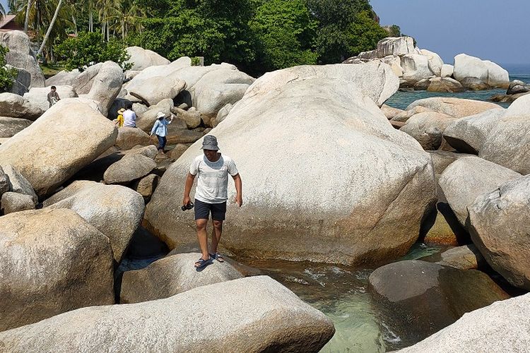Kumpulan bongkahan batu granit besar yang ada di Pulau Lengkuas, Minggu (10/11/2019). Batu-batu raksasa ini muncul karena pasir yang semakin lama semakin menurun dan membuat batu muncul ke permukaan.