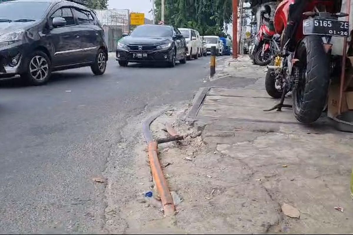 Pejalan Kaki Kerap Tersandung Kabel Fiber Optik yang Mencuat di Kebon Jeruk