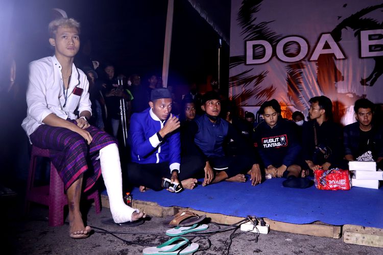 Salah satu korban luka Dimas Bayu ikut doa bersama pemain Arema FC dan ribuan Aremania untuk memperingati 40 hari Tragedi Kanjuruhan yang dilaksanakan di parkiran Stadion Kanjuruhan Kepanjen, Kabupaten Malang, Rabu (9/11/2022) malam.