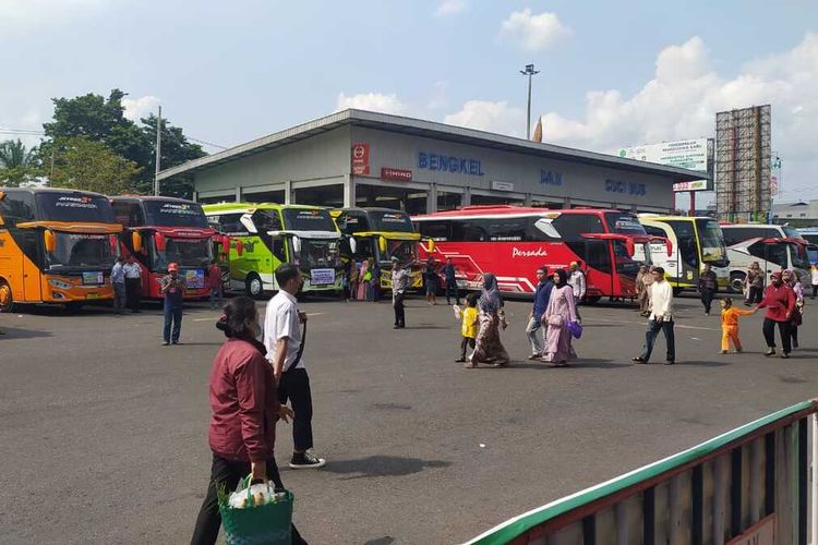 Area parkir bus pariwisata mengangkut jamaah atau pengunjung Masjid Raya Sheikh Zayed Solo, di Terminal Tirtonadi.