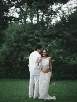 Shenina Cinnamon dan Angga Yunanda umumkan kehamilan pertama dengan pemotretan serba putih yang penuh kehangatan. Intip 9 gayanya.
