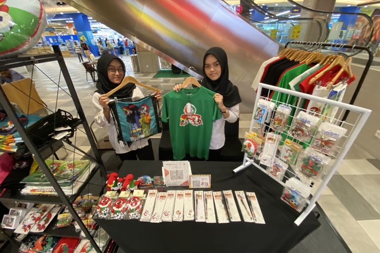 Merchandise dan souvenir Piala Dunia U-17 buatan UMKM Surabaya, Jawa Timur, sudah mulai dipasarkan di berbagai lokasi, seperti di mal, SKG, dan terminal dengan harga terjangkau.