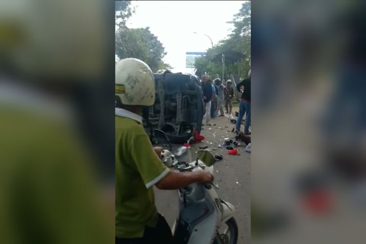 Mobil jenis Avanza yang dikemudikan oleh seorang anggota TNI yang terbalik usai menabrak 3 pengendara motor di bilangan Jalan Perintis Kemerdekaan KM 16, Kota Makassar, Sulsel, pada Sabtu (29/4/2023)