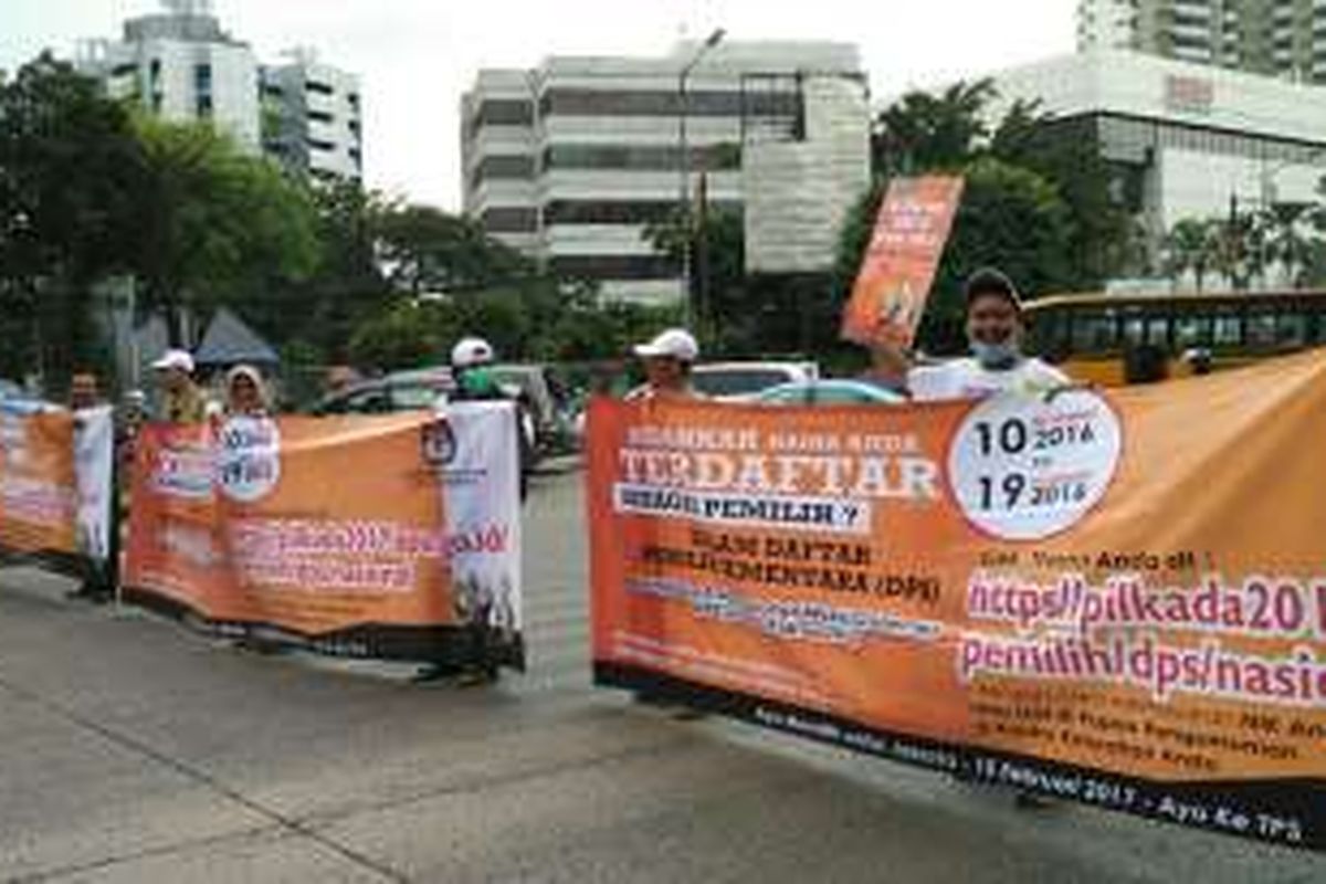 Komisi Pemilihan Umum (KPU) Jakarta Barat menyosialisasikan daftar pemilih sementara (DPS) di Bundaran Slipi, Jalan Letjen S Parman, Jakarta Barat, Selasa (15/11/2016) pagi.