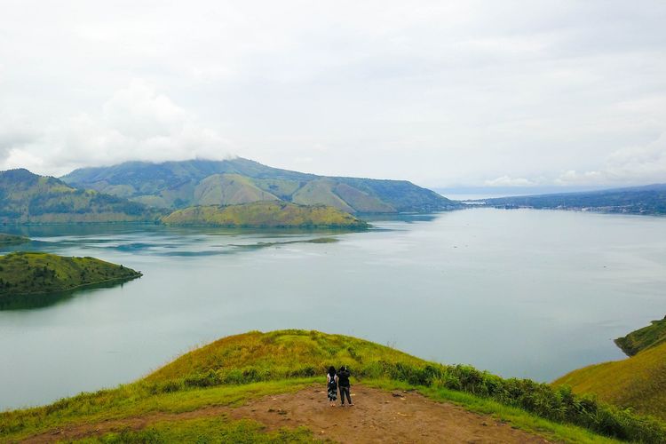 Panorama Danau Toba dilihat dari Bukit Holbung. 