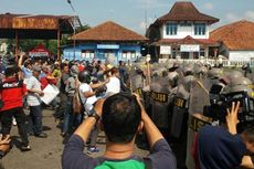 Unjuk Rasa di KPU Tasikmalaya Ricuh, Dua Pendemo Pingsan