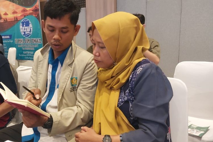 Riki, Ketua Gerkatin Banyuwangi dan Indah Catur Cahyaningtyas dari Aura Lentera, komunitas pendampingan untuk difabel di Banyuwangi di Job Fair Banuwangi.