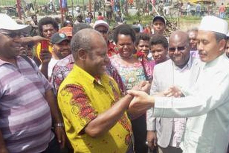 Tampak Ketua Gereja Injili di Indonesia Cabang Tolikara dan perwakilan para pengunsi Ustaz Ali Muchtar saling melakukan salam khas Papua di Markas Koramil 1702-11 Karubaga, pada Rabu (22/7/2015). Kegiatan ini langsung difasilitasi oleh Bupati Tolikara Usman Wanimbo dan pimpinan aparat TNI Polri.