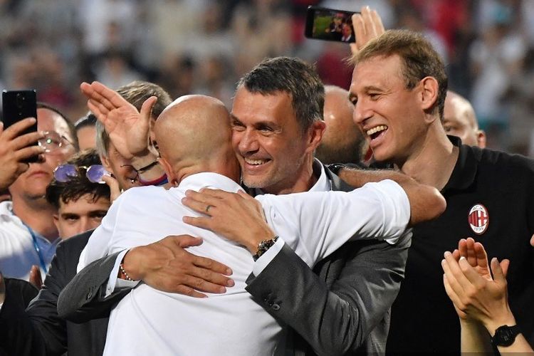 Stefano Pioli memeluk Paolo Maldini dalam pesta AC Milan usai menjuarai Liga Italia 2021-2022 di Mapei Stadium, Sassuolo, 22 Mei 2022. Paolo Maldini beserta Ricky Massara dipecat Milan pada akhir musim 2022-2023. Untuk menggantikan Massara, Milan disebut menunjuk Antonio D'Ottavio sebagai direktur olahraga yang baru. (Photo by Tiziana FABI / AFP)