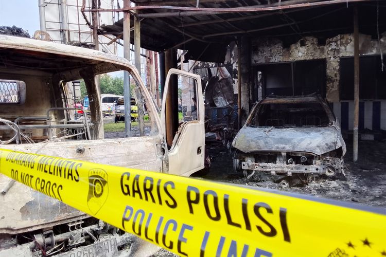 Kondisi pos polisi ludes terbakar akibat laka lantas truk tangki BBM terguling dan terbakar di ruas jalan Perintis Kemerdekaan, Cianjur, Jawa Barat, Minggu (2/11/2025).