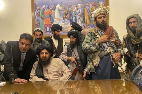 KABAR DUNIA SEPEKAN: Runtuhnya Pemerintah Afghanistan | Janji Taliban dalam Konpers Pertamanya