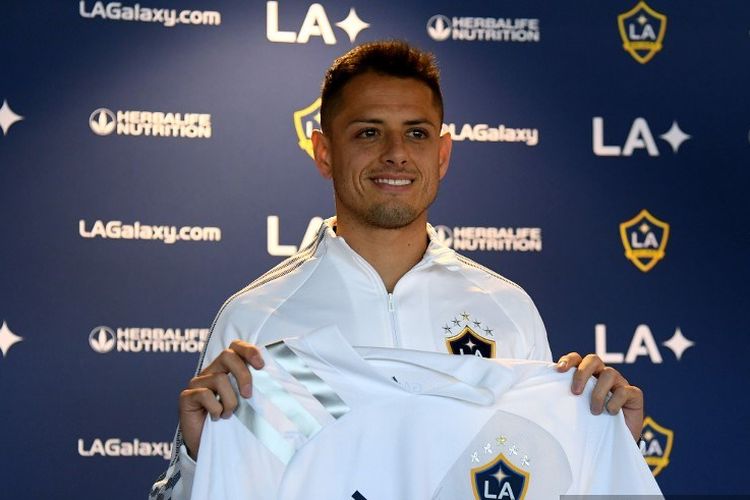 Javier Chicharito Hernandez berpose dengan jerseynya saat konferensi pers di Dignity Health Sports Park pada 23 Januari 2020 di Carson, California.