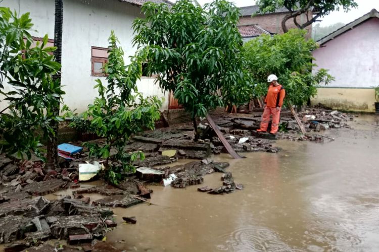 Personel BPBD Kabupaten Blitar memeriksa pagar roboh di SDN 1 Kedungwungu, Kecamatan Binangun, Kabupaten Blitar, akibat terendam banjir pada Kamis (28/11/2024)