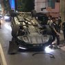 Mobil Terbalik Usai Tabrak Trotoar di Jalan Pangeran Antasari Dini Hari