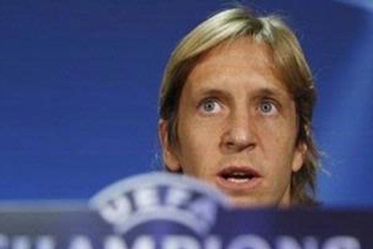 Kapten AC Milan, Massimo Ambrosini, dalam keterangan pers di babak penyisihan Grup H Liga Champions di Prague, Republik Ceko, Senin (5/12/2011).