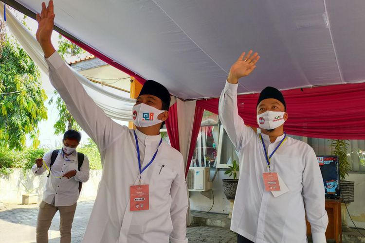 Mohammad Qosim dan Asluchul Alif (kanan), usai tahapan proses pendaftaran di KPU Gresik.