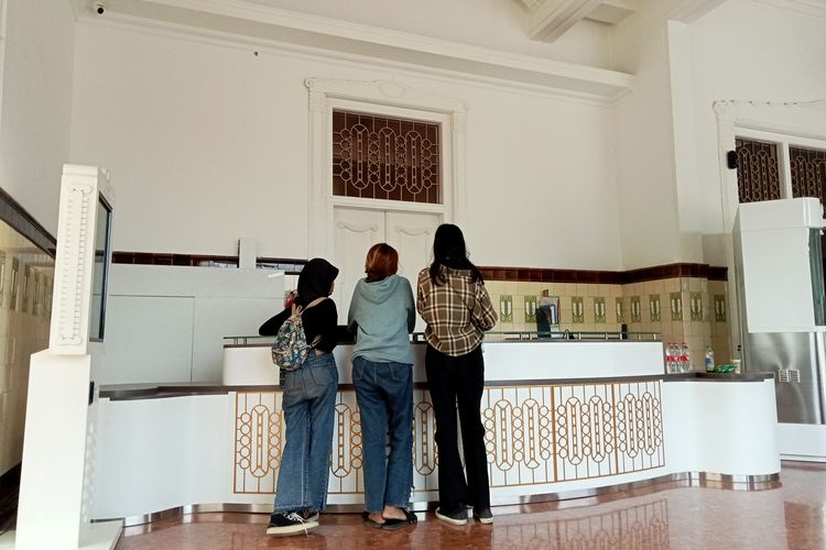 Registrasi pengunjung di Museum Bekasi Gedung Juang 45.