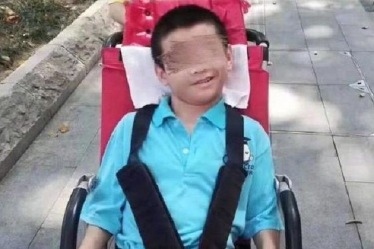 Yan Cheng, seorang remaja difabel berusia 17 tahun di China dilaporkan meninggal akibat tidak tidak terurus setelah sang ayah dikarantina akibat didiagnosa terkena virus corona.