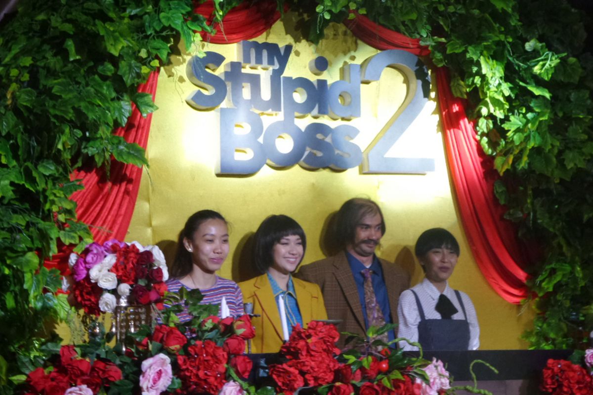 Reza Rahadian dan Bunga Citra Lestari (kedua dari kiri) berfoto bersama sutradara Upi (paling kanan) dan produser Frederica (paling kiri) untuk mempromosikan film My Stupid Boss 2 di Helipad Pondok Indah Mal (PIM) 3, Jakarta Selatan, Selasa (31/7/2018).