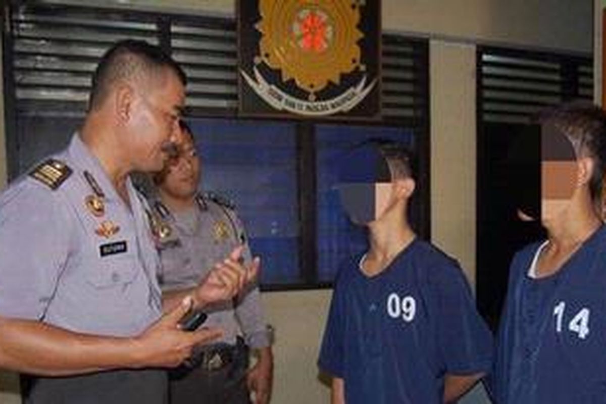Dua pelajar pencuri Hp saat diperiksa kepolisian.