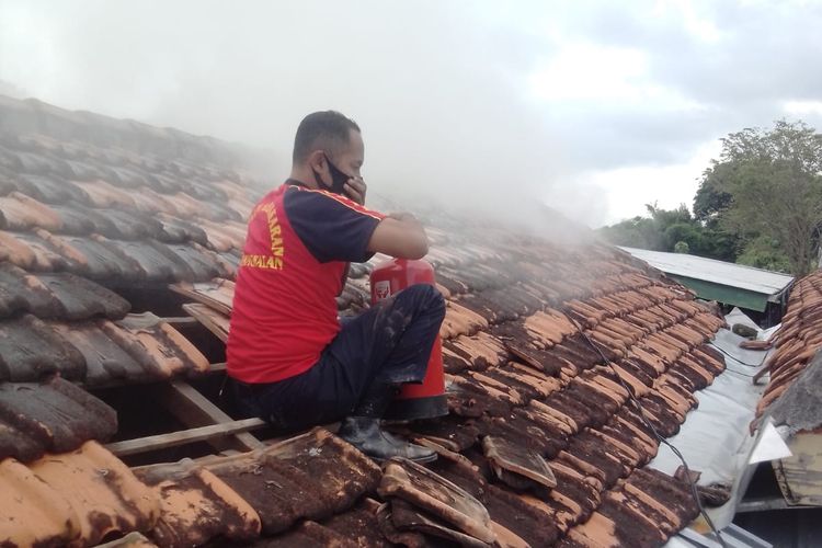 Atap Puskesmas Bangkalan mengelurkan api diduga karena korsleting