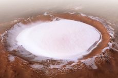 Pesawat Ruang Angkasa ESA Terbang di Atas Kawah Es Mars, Ini Penampakannya