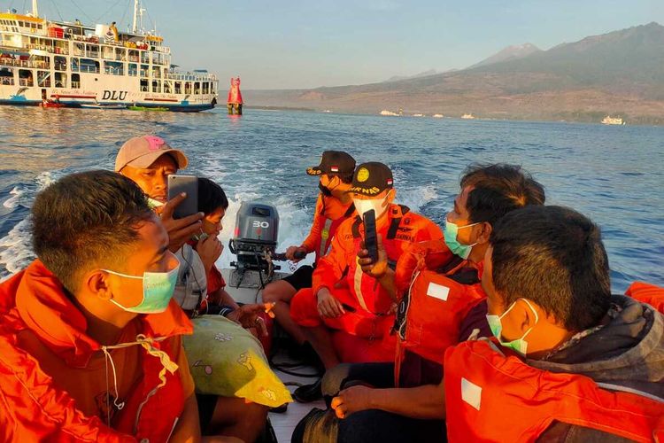 Tim SAR melakukan evakuasi penumpang KMP Wicitra Dharma yang kandas di Selat Alas, Kabupaten Lombok Timur, NTB, Selasa (19/10/2021).