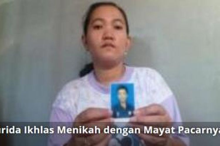 Eni Nurida (33), memperlihatkan foto Dedi Setyawan (35) alias Didik di rumahnya, di Kelurahan Tambakmulyo RT 02 RW 13, Tanjung Mas, Kota Semarang, Selasa (27/8/2103). 