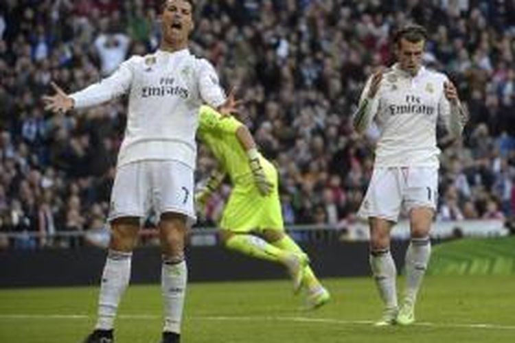 Cristiano Ronaldo (kiri) terlihat kesal karena tidak diumpan Gareth Bale (kanan) dalam pertandingan Real Madrid melawan Espanyol di Santiago Bernabeu, Madrid, 10 Januari 2015.