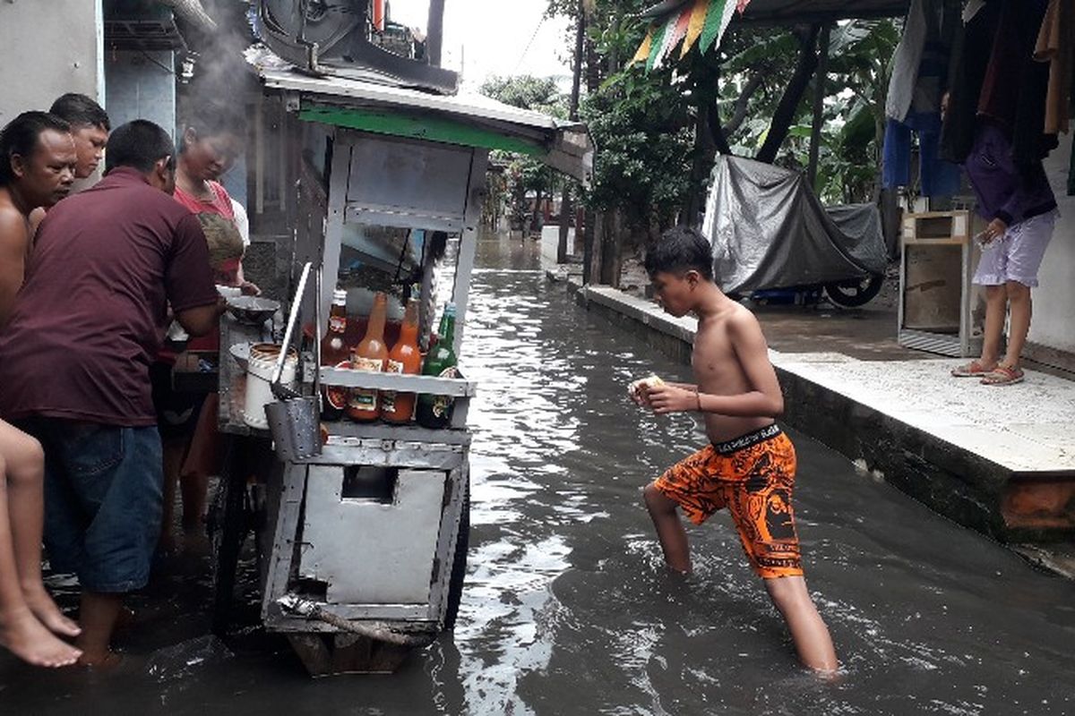 Banjir menggenang di Jalan Daan Mogot KM 11, RT 003 RW 008, Kelurahan Kedaung, Kecamatan Cengkareng, Jakarta Barat pada Kamis (15/2/2018).