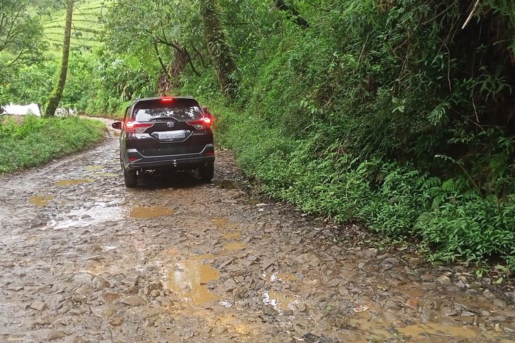 Warga Desa Sugihmukti dan Desa Tenjolaya, Kecamatan Pasirjambu, Kabupaten Bandung, Jawa Barat mengeluhkan ihwal kondisi jalan penghubung antara Kabupaten Bandung, Cianjur dan Garut yang tak kunjung diperbaiki.