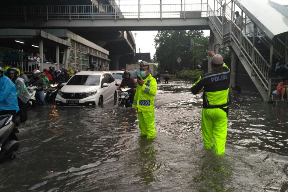 Genangan air di kawasan Sunter, Jakarta Utara, mengakibatkan kemacetan di Jalan Bypass Yos Sudarso, Selasa (27/3/2018) sore 