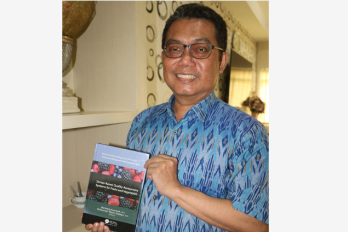 Dosen Universitas Jember (Unej) Prof. Bambang Kuswandi berhasil menempati peringkat ketiga dari 58 ilmuwan asal Indonesia asal Indonesia paling berpengaruh di dunia versi Stanford University Amerika Serikat. 