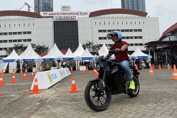 Pengunjung mencoba motor listrik yang disediakan di area test ride PEVS 2023