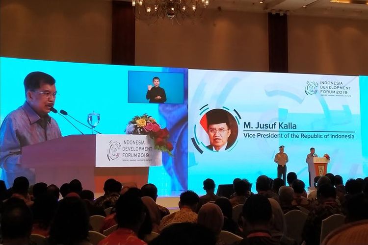 Wakil Presiden (Wapres) Jusuf Kalla membuka Indonesia Development Forum (IDF) 2019 di Jakarta Convention Center, Jakarta, Senin (22/7/2019). 