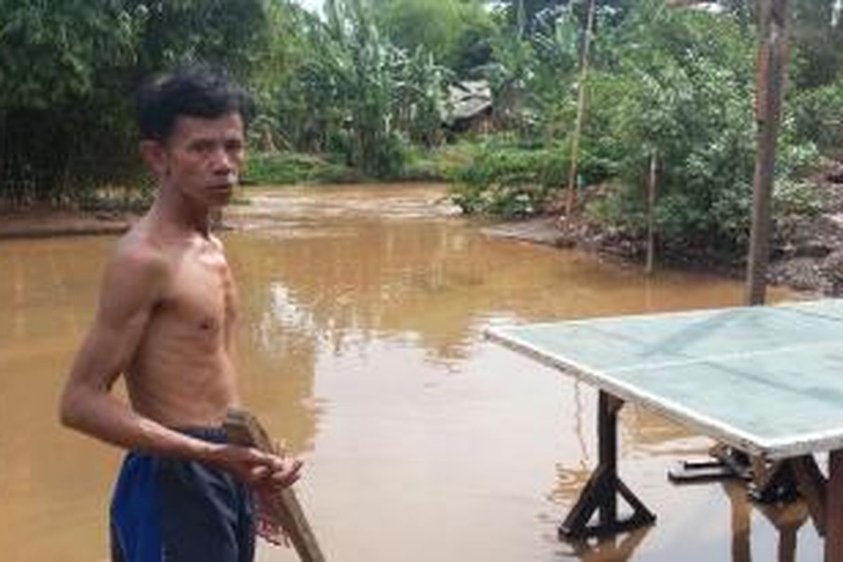 Banjir menggenangi rumah warga di kawasan RT 03 RW 08, Kelurahan Pondok Pinang, Jakarta Selatan pada Senin (7/12/2015).
