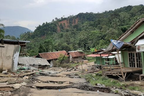 Terisolasi Akibat Banjir, 2 Permukiman di Lebak Dapat Bantuan via Udara