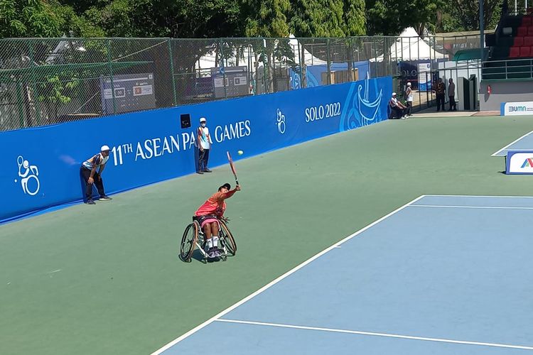 Penampilan Ndaru Patma Putri saat melawan Sakorn Khanthasit (Thailand) pada laga final cabang olahraga tenis kursi roda nomor tunggal putri di Manahan Tennis Center, Kamis (4/8/2022) pagi WIB. Ndaru kalah dua set langsung 0-6, 1-6, dari Sakorn dan harus puas dengan raihan perak.