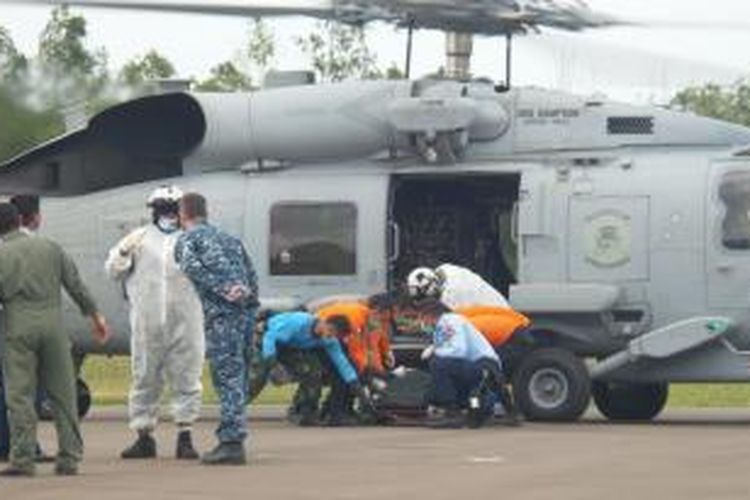 Helikopter Seahawk milik Angkatan Laut Amerika Serikat membawa empat kantung mayat berisi jenazah penumpang pesawat AirAsia QZ8501