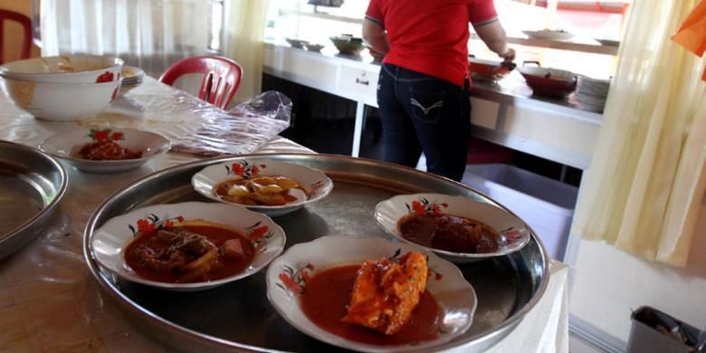 Rumah Makan Inga Raya di tepi Pantai Pariwisata, Kota Bengkulu.