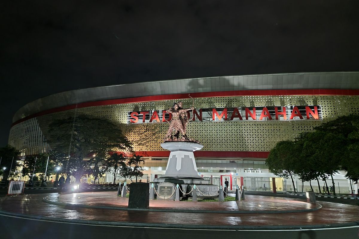 Stadion Manahan pada Malam Hari.