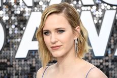 Rachel Brosnahan Kenakan Anting Karya Desainer Perhiasan Indonesia