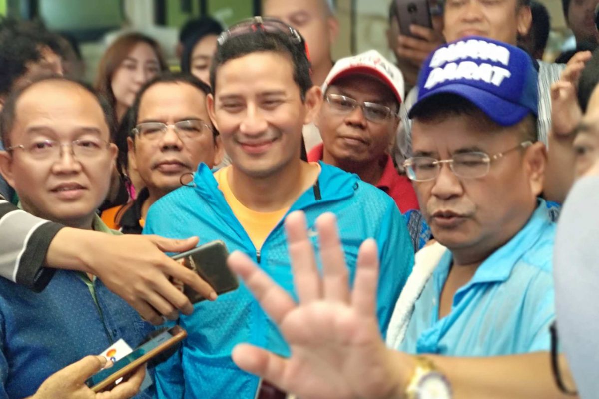 Wakil Gubernur DKI Jakarta Sandiaga Uno dan pengacara kondang Hotman Paris Hutapea di Kopi Johny, Kelapa Gading, Sabtu (3/2/2018).