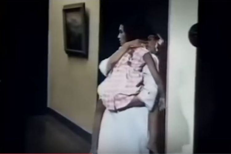 Adegan Istri AH Nasution menggendong Ade Irma, putri mereka yang tewas tertembak di rumahnya.