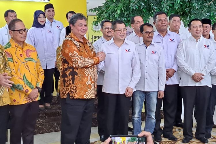 Ketua Umum Partai Golkar Airlangga Hartarto dan Ketua Umum Partai Perindo Hary Tanoesudibjo berfoto bersama seusai pertemuan antara pengurus kedua partai di kantor DPP Partai Golkar, Jakarta, Senin (10/4/2023).