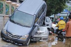 Akibat Banjir, Mobil Tumpang Tindih di Manado